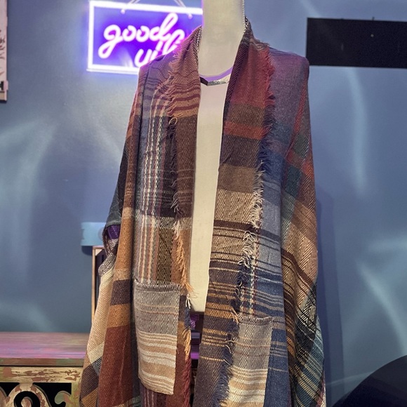 New Three Bird nest Plaid Multicolored Pocket Ruana - Picture 13 of 14